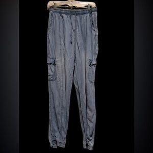 Women’s Lightweight Chambray Blue Cargo Pants M
Jogger hem